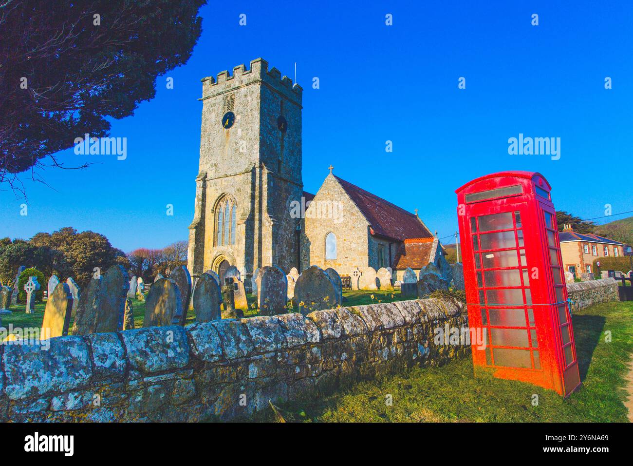 Royaume-Uni, Angleterre, Kent, île de Wight. Cabine téléphonique rouge devant l'église St Andrew. Chale Banque D'Images