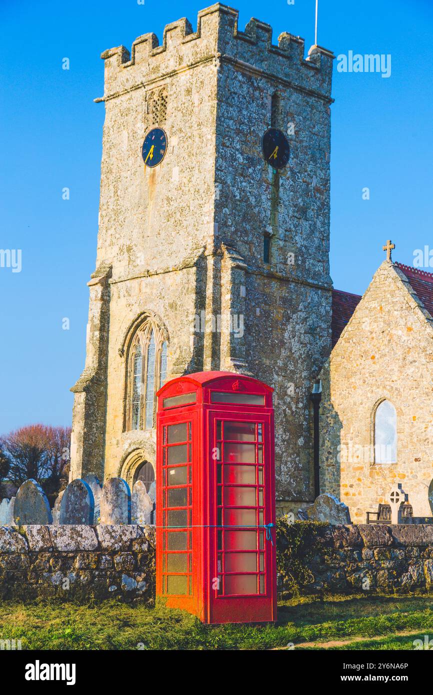 Royaume-Uni, Angleterre, Kent, île de Wight. Cabine téléphonique rouge devant l'église St Andrew. Chale Banque D'Images