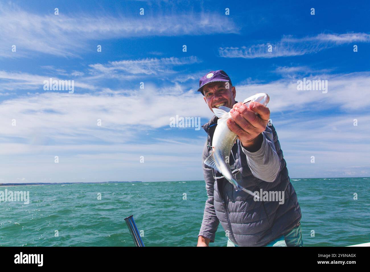 Pêche à l'achigan dans le détroit du pas-de-Calais Banque D'Images