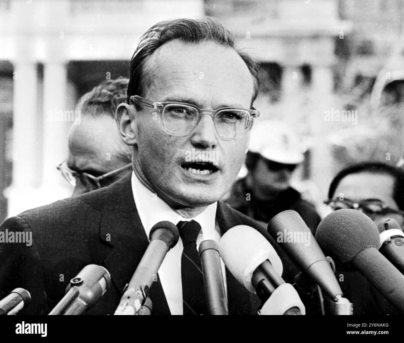 Washington, D. C : McGeorge Bundy, le principal conseiller en sécurité du président Johnson, devait prendre part à un débat sur les actions américaines au Vietnam dans le cadre d'un « Teach-In » qui s'est tenu toute la nuit à Washington. La crise en République dominicaine, cependant, a forcé Bundy à envoyer ses regrets au public et le «Teach-In» a eu lieu sans l'interprète vedette de l'aministration. Bundy s'envole pour la République dominicaine, apparemment pour essayer d'organiser un nouveau gouvernement pour la nation troublée. 20 mai 1965 Banque D'Images