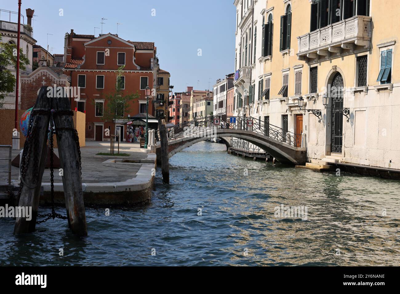 Venise, Italie - 6 septembre 2022 : Campo San Vio sur le Grand canal dans le quartier Dorsoduro de Venise, Italie. Banque D'Images