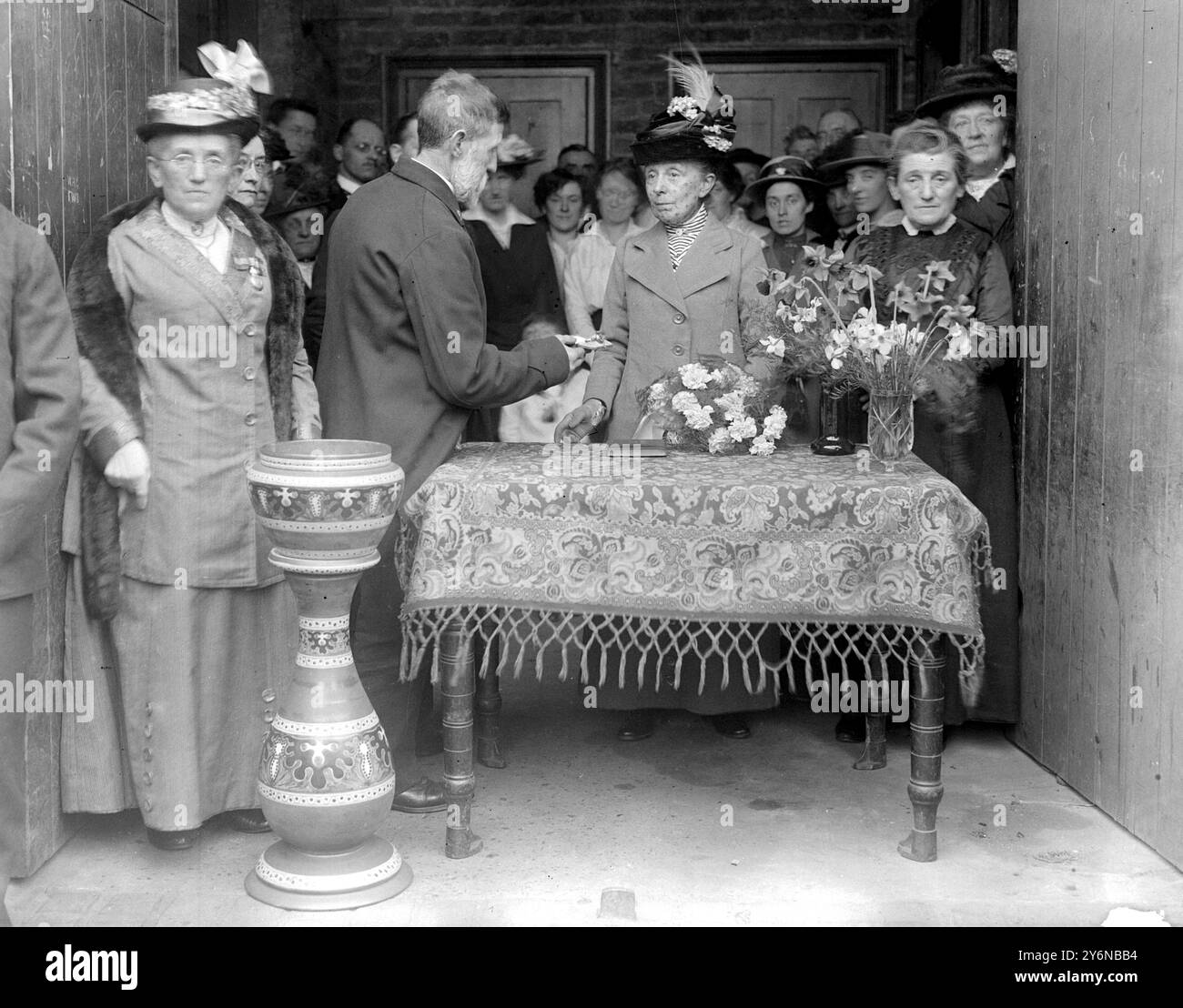 Bureau de poste tenu pendant 109 ans par une famille. Miss Butleron prenant sa retraite en tant que maîtresse de poste Houslow après 25 ans de service a été présentée avec Gold Watch, un pot et un piédestal et un album autographié - elle a été la première femme télégraphiée à Hounslow et est l'une des femmes dans le pays à être une maîtresse de poste comme ce poste n'est pas maintenant accordé aux femmes. années 1917 Banque D'Images