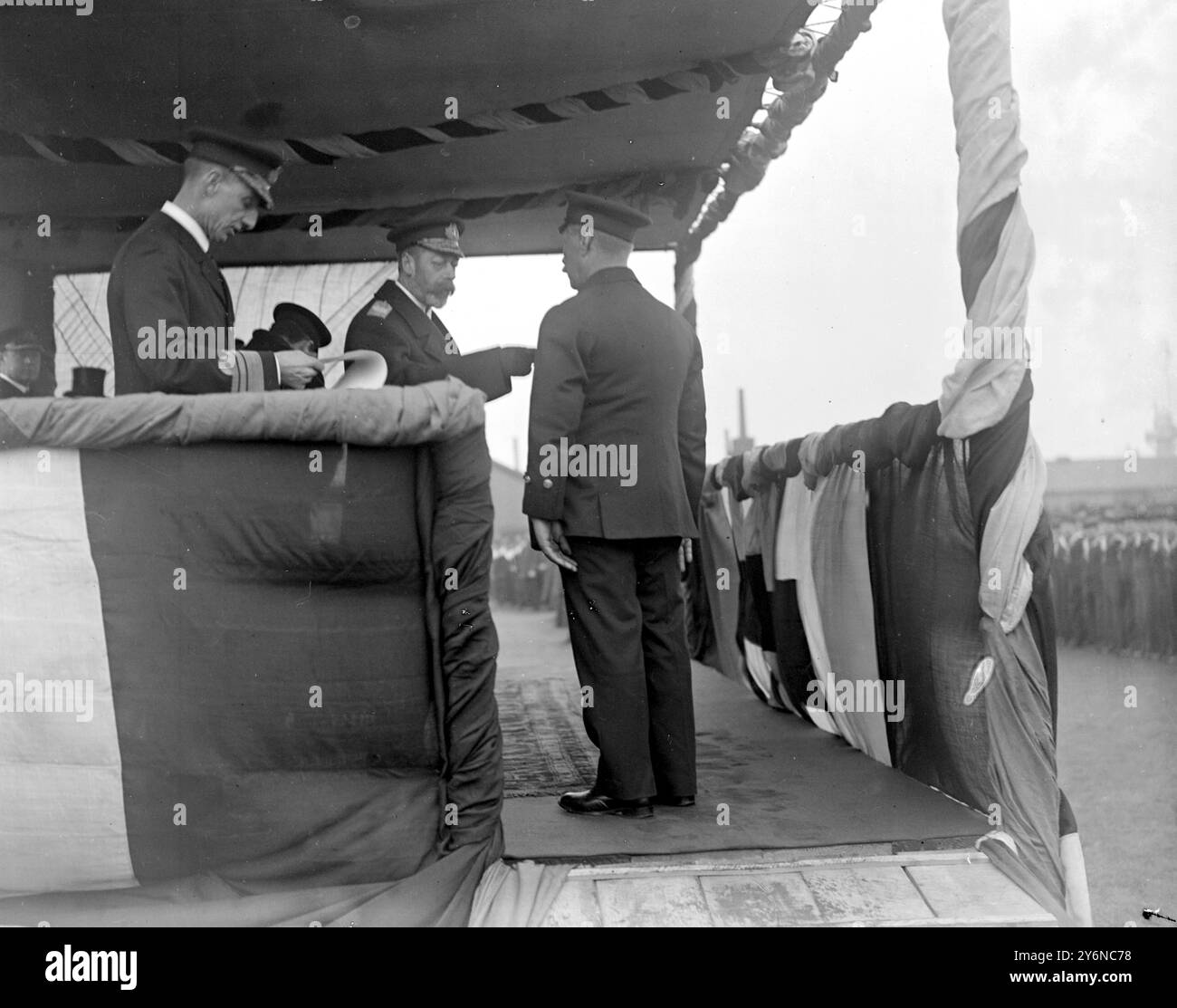 Visite royale aux docks d'Immingham. Sa Majesté décorant Skipper J. Watson avec D.S.C.. 10 avril 1918 Banque D'Images