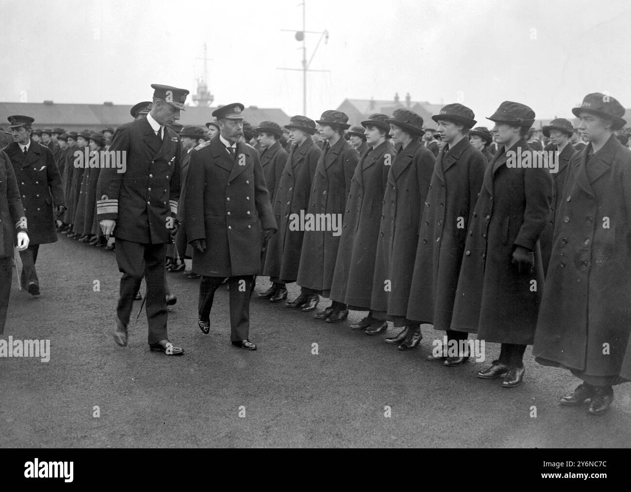 Visite royale aux docks d'Immingham. Sa Majesté inspectant les 'Wrens'. 10 avril 1918 Banque D'Images