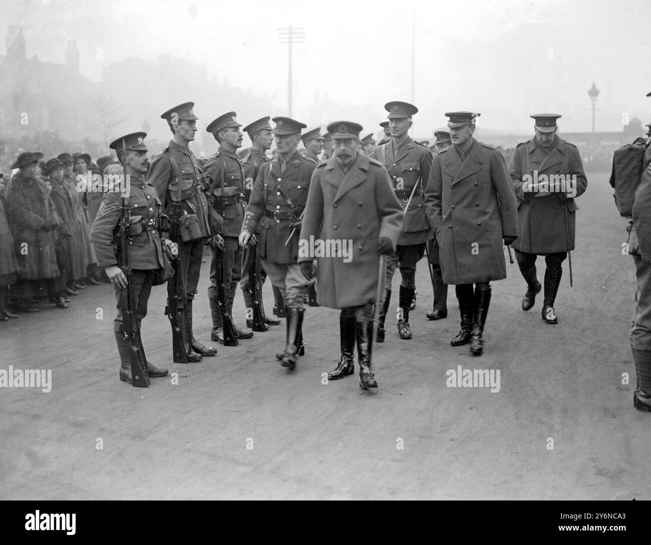 Visite royale à Lincoln. Inspectant les gardes d'honneur du Lincolnshire Volunteer Regiment. 9 avril 1918. Banque D'Images