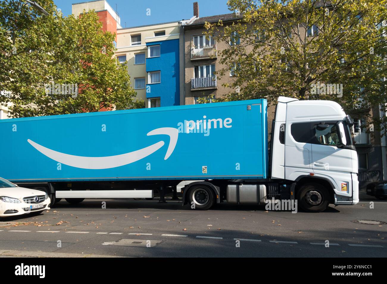 City Town District Kreuzberg Berlin Amazon Prime transport camion camion Amazon Prime, Berlin Allemagne Europe Global Delivery Service Banque D'Images