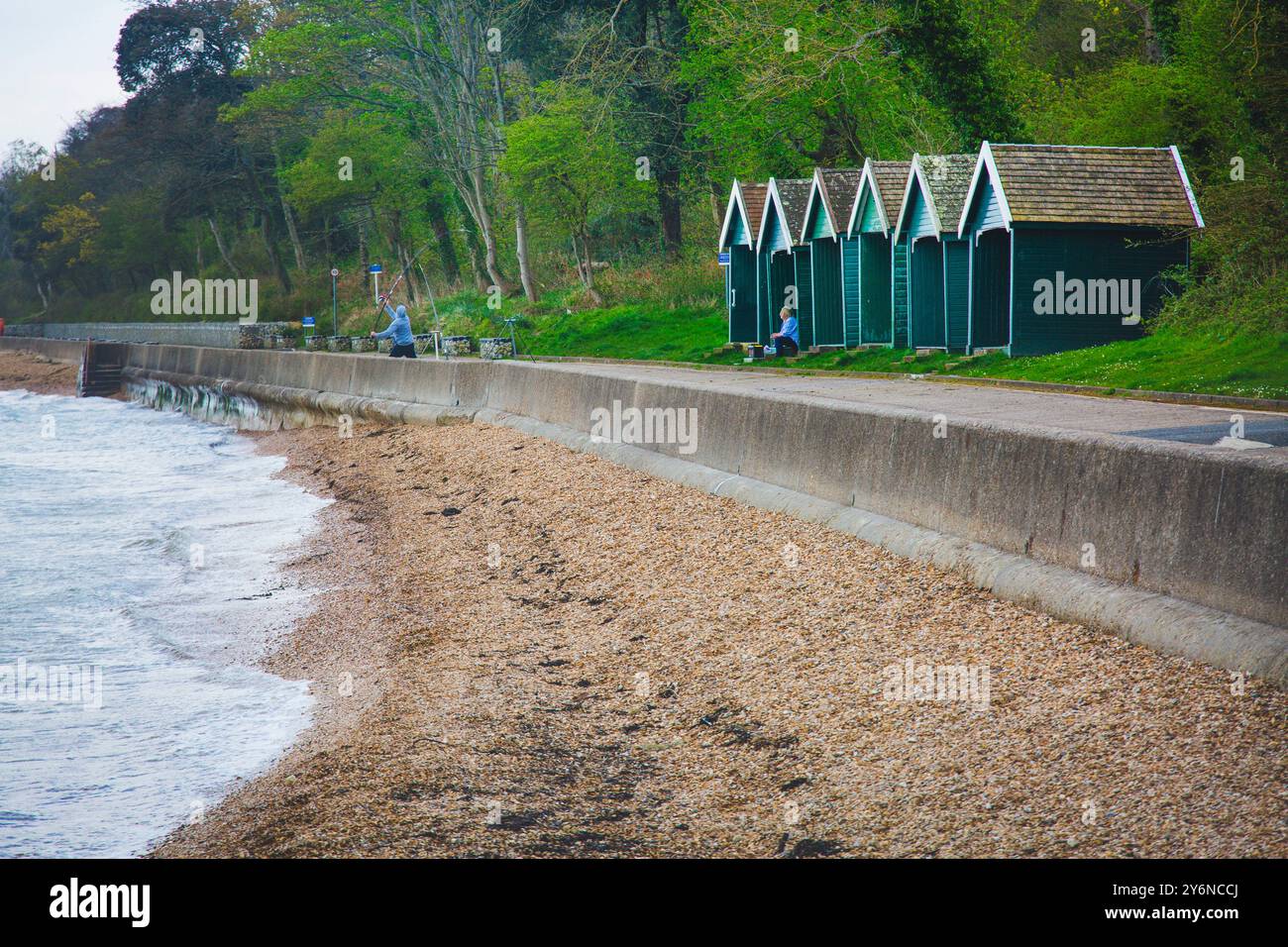 Royaume-Uni, Angleterre, île de Wight. Front de mer de East Cowes. Esplanade. Cabines de plage vertes Banque D'Images