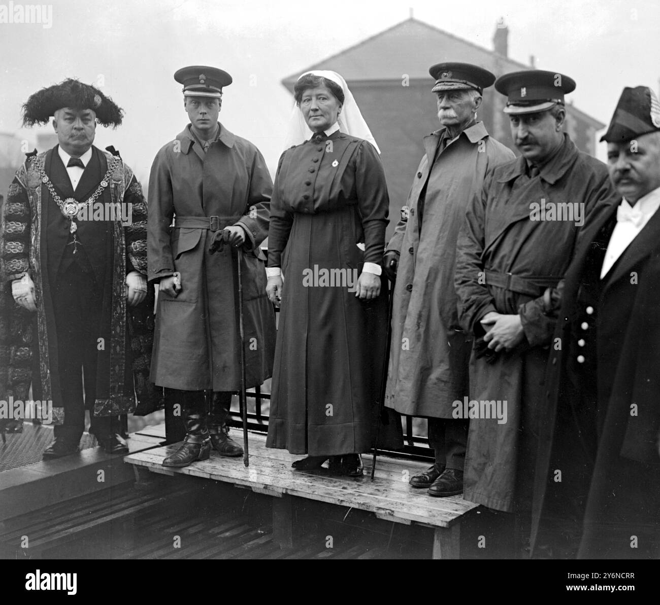 Visite du Prince de Galles aux centres industriels du sud du pays de Galles. Ouverture du Prince of Wales Hospital, Cardiff de gauche à droite - le Lord Mayor de Cardiff (échevin Roberts), commandant de l'hôpital (Mlle Clare Deacon) le chirurgien en chef et le Major Paulet, Lt Gen. Sir Hills-Jones, G.C.B., K.C.B., V.C. le plus ancien V.C. 22 février 1918 Banque D'Images