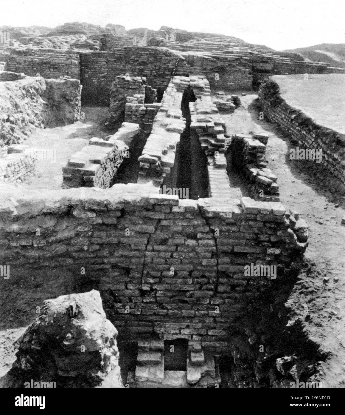 'Commodités modernes' dans l'Inde ancienne : drains ; chutes de déchets. Un grand drain couvert (plus de 6 pieds de hauteur, et meublé avec un toit voûté encorbellement) par lequel l'eau était conduite à l'extérieur de la ville ; Une structure remarquable reliée à un réservoir, ou bain, à Mohenjo-Daro. 7 janvier 1928 Banque D'Images