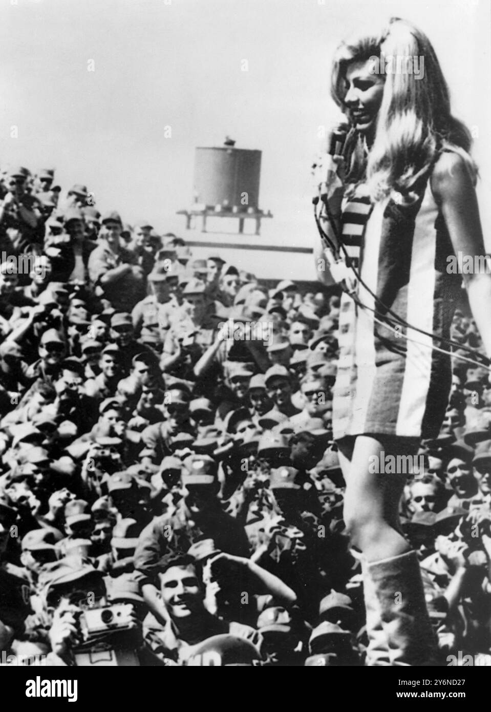 Vêtue d'une robe Go-Go et de bottes, Nancy Sinatra est au centre de l'attention des mémoires de la première division d'infanterie américaine durant sa récente performance bien Hoa, Sud Vietnam le 20 février 1967 Sinatra, Nancy Sandra chanteuse américaine ; avec Frank Sinatra, chanson co-enregistrée 'Something Stupid' 1967 ; fille de Frank Sinatra Banque D'Images