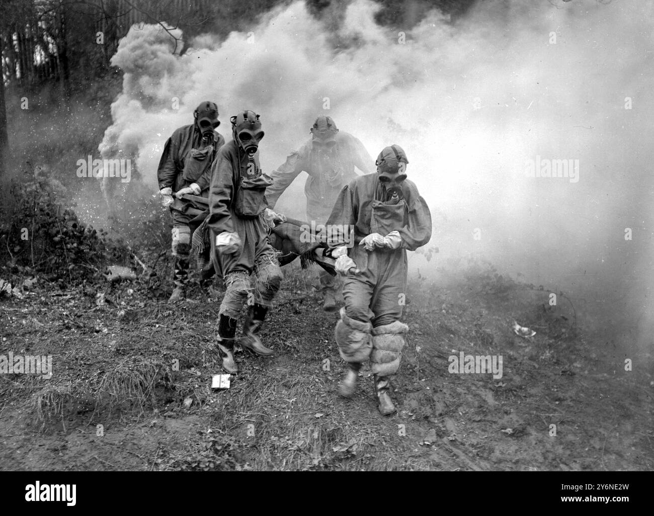 "Attaque au gaz" par Air. Les célèbres grottes de Chislehurst ont formé le théâtre d'action pour un procès par le détachement d'aide volontaire de Kent. Croix-Rouge britannique des précautions à jour en cas d'attaque aérienne au gaz. 9 avril 1935 Banque D'Images