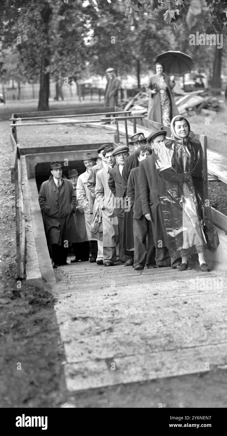 Le public inspecte les quatre milles de A.R.P. Galeries d'art de Hyde Park, St James Park et Green Park. 20 juillet 1939 Banque D'Images