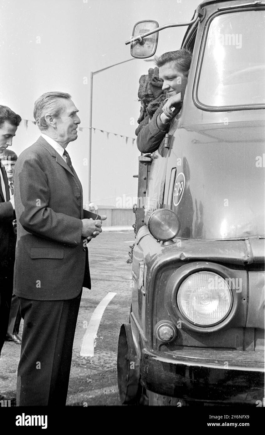 Londres : les nouveaux terminaux du Woolwich, Londres, ferry gratuit reliant Woolwich au sud avec New Ham sur le côté nord de la Tamise, ont été officiellement ouverts aujourd'hui par M. Rex M. Whitton on (à gauche), Federal Highway Administrator du département américain du commerce. Il est montré ici serrant la main de M. Brian Birch de Charlton, au sud de Londres, le premier homme dans une file de chauffeurs de camion à utiliser le ferrry aujourd'hui. M. Birch vise à traverser le ferry deux fois par jour. 20 septembre 1966 Banque D'Images
