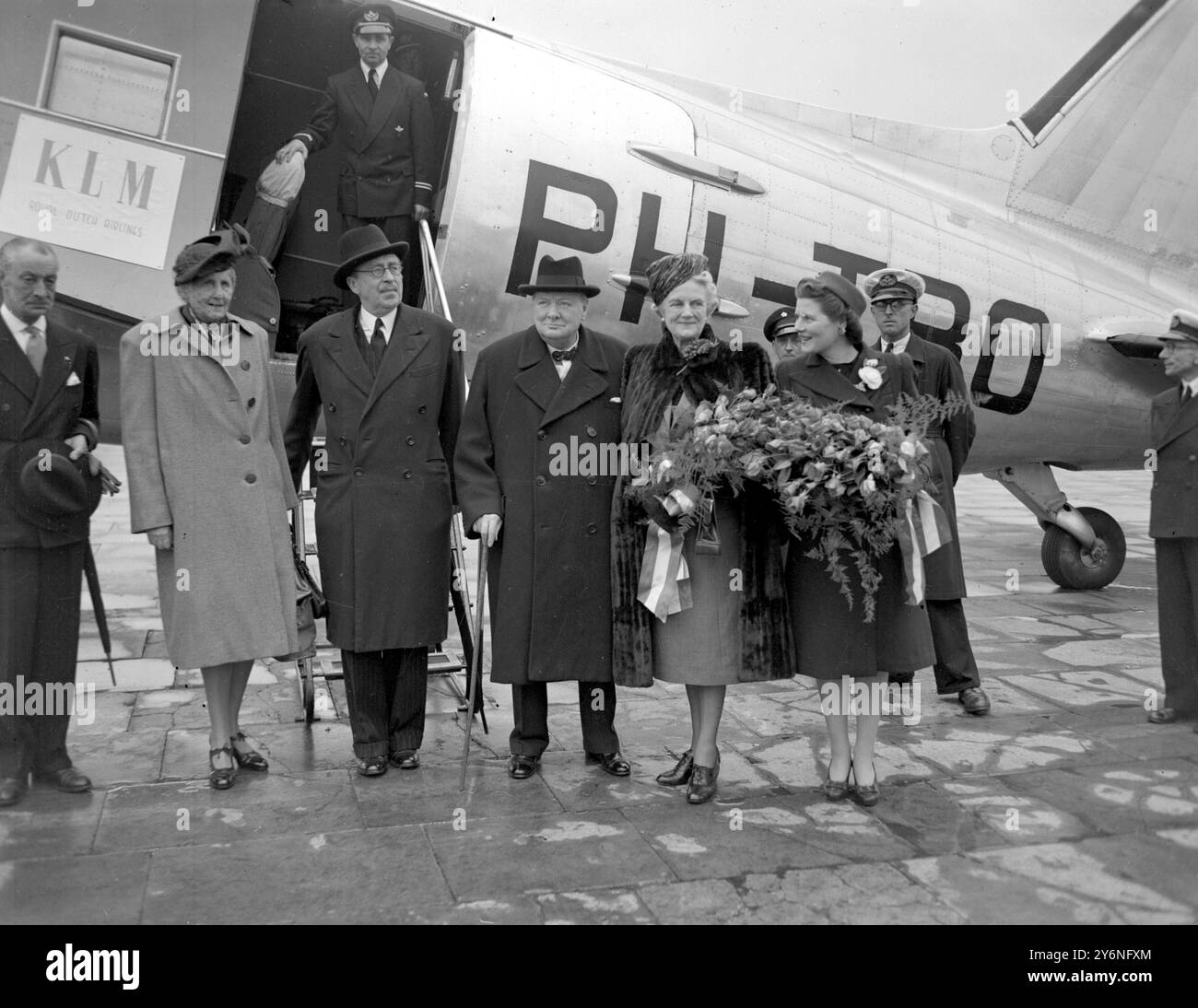 M. et Mme Winston Churchill, accompagnés de leur fille Mary, ont quitté Croydon cet après-midi, mercredi, pour Amsterdam où ils séjourneront au Palais Royal en tant qu'invités de la reine Wilhelmine des pays-Bas et du gouvernement néerlandais. 8 mai 1946 Banque D'Images