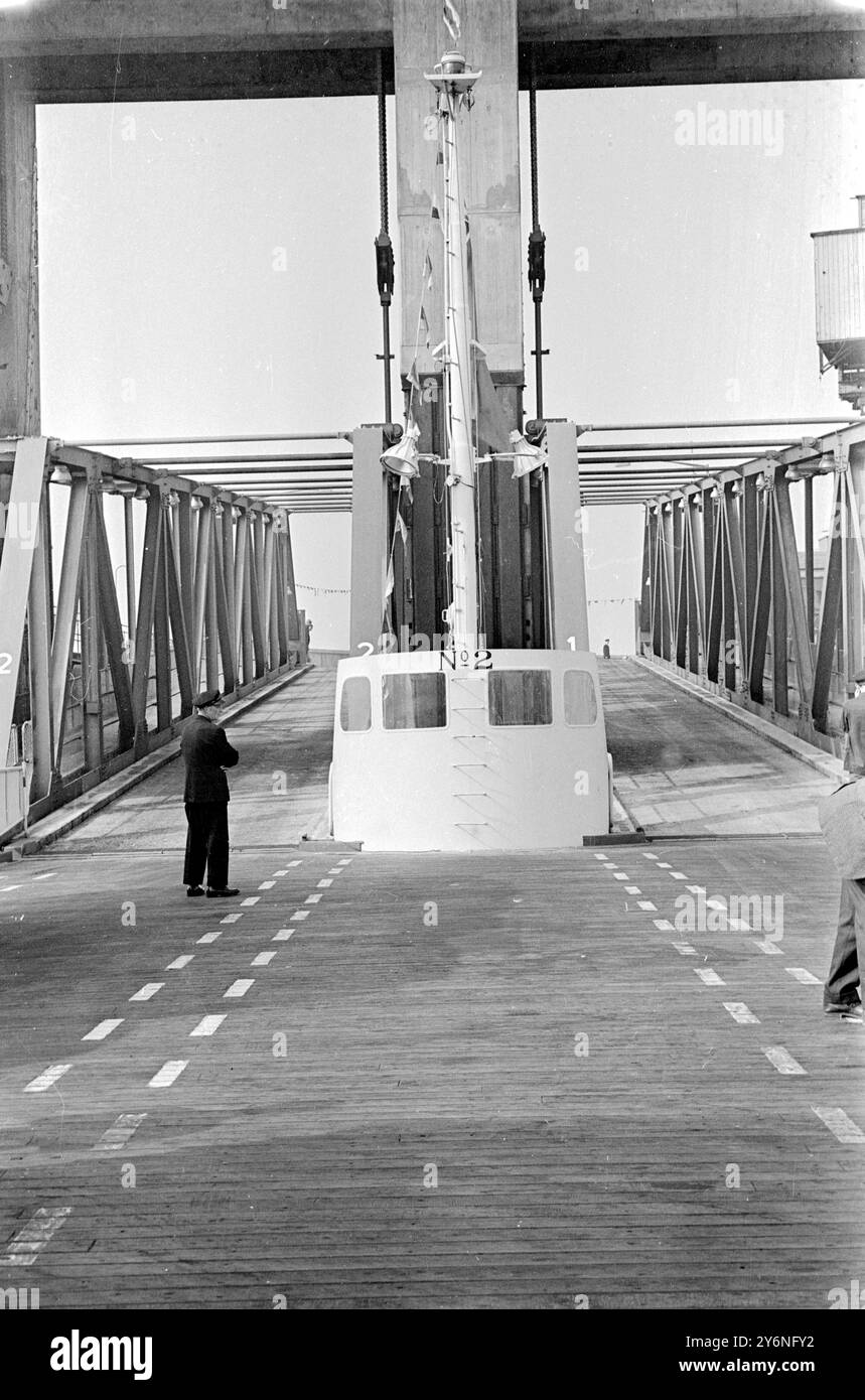 Londres : les nouveaux terminaux du Woolwich, Londres, ferry gratuit reliant Woolwich au sud avec New Ham sur le côté nord de la Tamise, ont été officiellement ouverts aujourd'hui par M. Rex M. Whitton on (à gauche), Federal Highway Administrator du département américain du commerce. Il est montré ici serrant la main de M. Brian Birch de Charlton, au sud de Londres, le premier homme dans une file de chauffeurs de camion à utiliser le ferrry aujourd'hui. M. Birch vise à traverser le ferry deux fois par jour. 20 septembre 1966 Banque D'Images