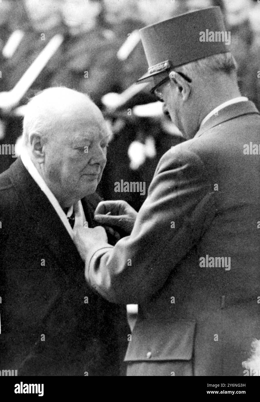 Paris, France : lors de leur première rencontre depuis cinq ans, Sir Winston Churchill reçoit ce matin la plus haute décoration de France, la Croix française de libération des mains du premier ministre Charles de Gaulle, portant l'uniforme d'un brigadier-général, dans les jardins de l'Hôtel Matignon. L'ordre a été créé par le général au cours de la dernière guerre ; maintenant il y en a 1 054 détenteurs, mais seulement 637 sont encore en vie. Sir Winston n'est que le troisième détenteur abandonné de la décoration. Après la cérémonie, il y a eu un déjeuner privé pour les deux hommes. 6 novembre 1958 Banque D'Images