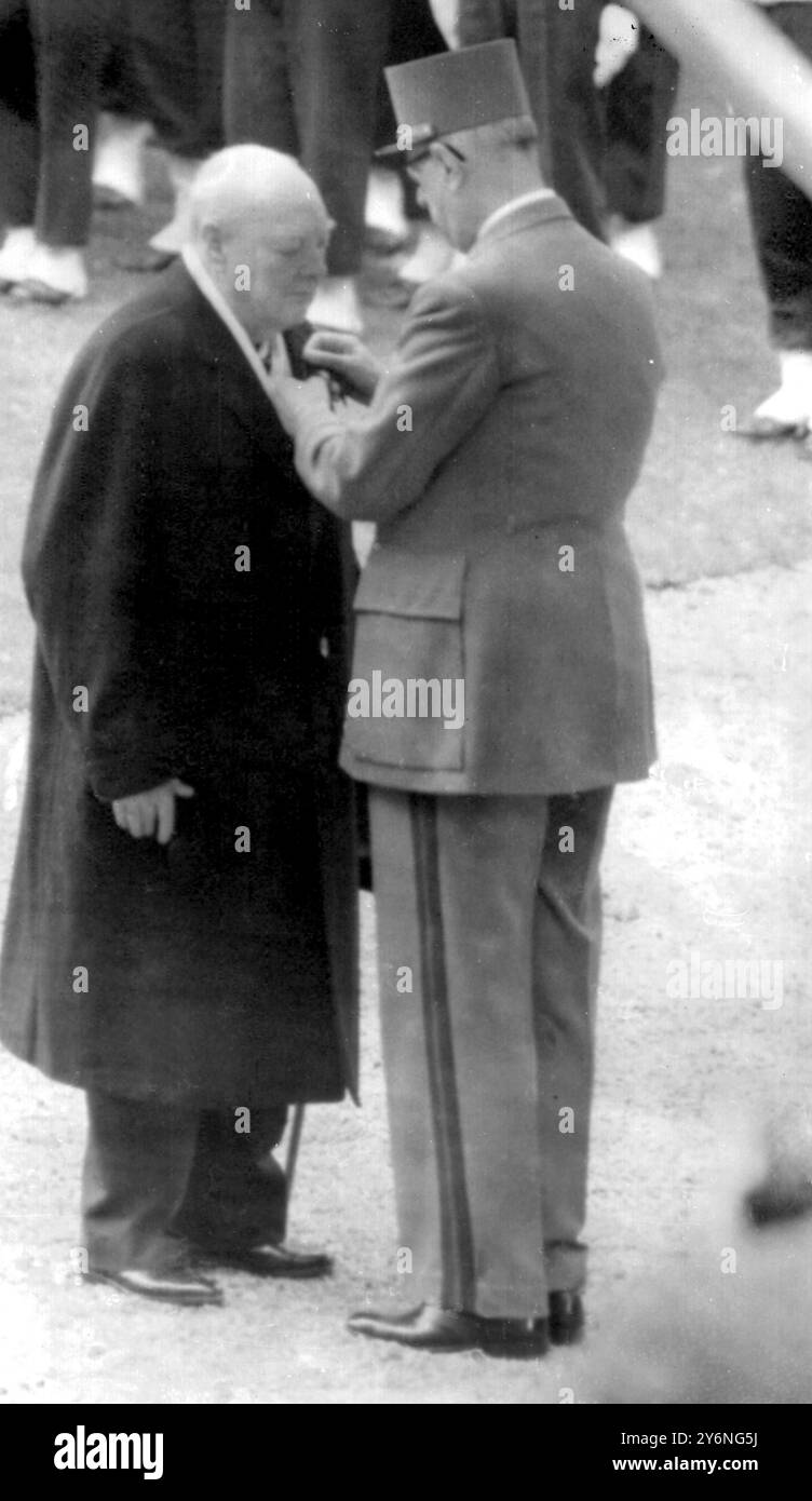 Paris, France : lors de leur première réunion depuis cinq ans, Sir Winston Churchill reçoit ce matin la plus haute décoration de France, la Croix française de libération des mains du premier ministre Charles de Gaulle, portant l'uniforme d'un brigadier-général, dans les jardins de l'Hôtel Matignon. L'ordre a été créé par le général au cours de la dernière guerre ; maintenant il y en a 1 054 détenteurs, mais seulement 637 sont encore en vie. Sir Winston n'est que le troisième détenteur abandonné de la décoration. Après la cérémonie, il y a eu un déjeuner privé pour les deux hommes. 6 novembre 1958 Banque D'Images