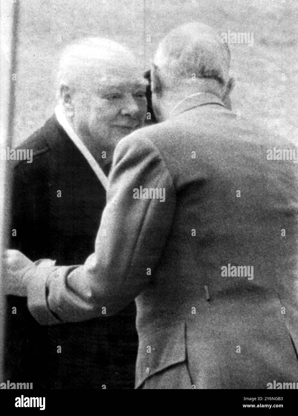 Paris, France : lors de leur première réunion depuis cinq ans, Sir Winston Churchill reçoit ce matin la plus haute décoration de France, la Croix française de libération des mains du premier ministre Charles de Gaulle dans les jardins de l'Hôtel Matignon. L'ordre a été créé par le général au cours de la dernière guerre ; maintenant il y en a 1 054 détenteurs, mais seulement 637 sont encore en vie. Sir Winston n'est que le troisième détenteur abandonné de la décoration. Après la cérémonie, il y a eu un déjeuner privé pour les deux hommes. 6 novembre 1958 Banque D'Images