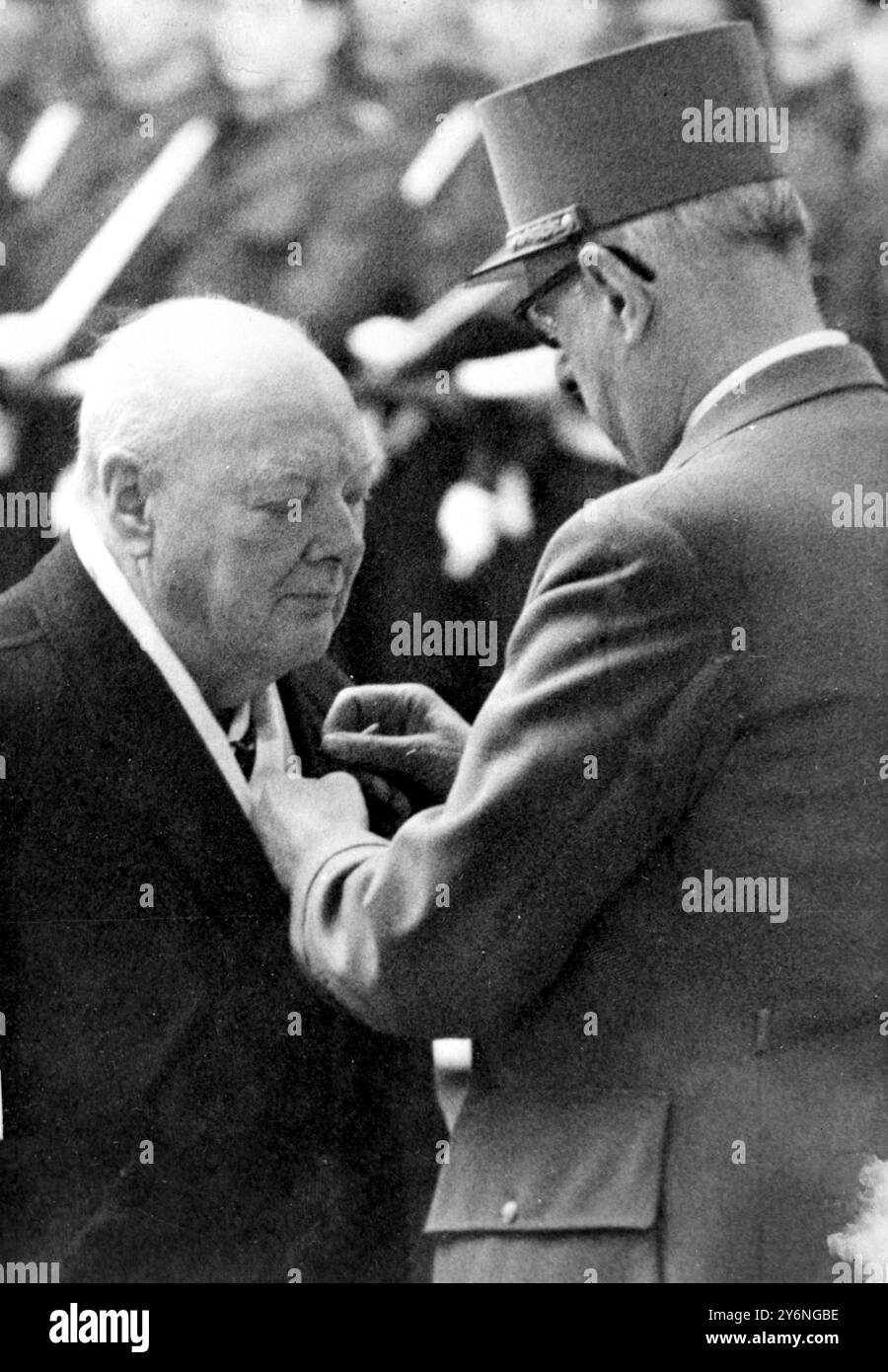Paris, France : lors de leur première réunion depuis cinq ans, Sir Winston Churchill reçoit ce matin la plus haute décoration de France, la Croix française de libération des mains du premier ministre Charles de Gaulle, portant l'uniforme d'un brigadier-général, dans les jardins de l'Hôtel Matignon. L'ordre a été créé par le général au cours de la dernière guerre ; maintenant il y en a 1 054 détenteurs, mais seulement 637 sont encore en vie. Sir Winston n'est que le troisième détenteur abandonné de la décoration. Après la cérémonie, il y a eu un déjeuner privé pour les deux hommes. 6 novembre 1958 Banque D'Images