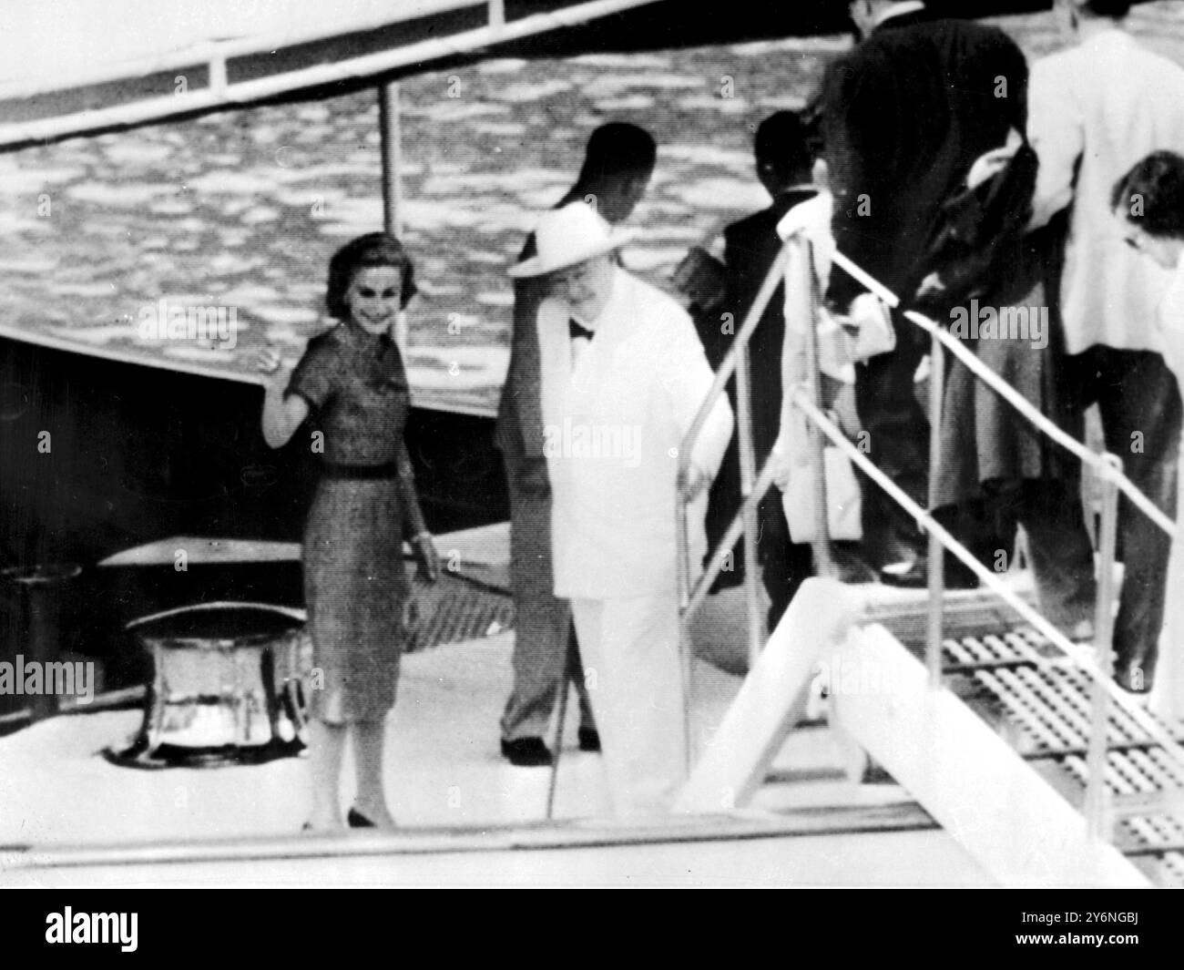 Nice, France ... Sir Winston Churchill et Mmme. Tina Onassis à bord du yacht Onassis 'Christina' comme ils sont partis d'ici aujourd'hui pour une croisière en méditerranée. Sir Winston Churchill et Lady Churchill sont les invités du millionnaire Aristote Onassis et sa femme pour la croisière, qui durera 10 jours et les emmènera sur la côte espagnole, vers les îles Baléares, puis vers Malaga. 23 septembre 1958 Banque D'Images