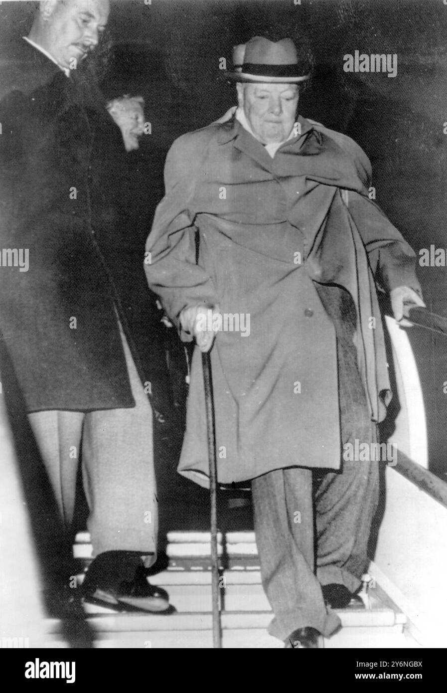 Nice : en sortant d'un Jetliner à l'aéroport de Nice, le britannique Sir Winston Churchill, qui s'est envolé sur la Riviera pour passer un mois en tant qu'invité de l'armateur Aristote Onassis, dans son hôtel de luxe à Monte Carlo. Une suite de huit étages a été réservée à Sir Winston et Lady Churchill. 28 septembre 1960 Banque D'Images