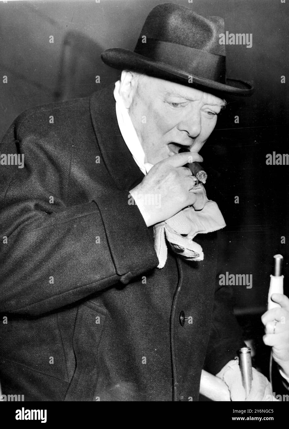 Paris, France : fumant son gros cigare habituel, Sir Winston Churchill sort de son avion à Orly Airfield, Paris aujourd'hui à son arrivée de Nice. Sir Churchill sera décoré de l'ordre de la libération demain par le premier ministre français, le général Charles de Gaulle. 5 novembre 1958 Banque D'Images