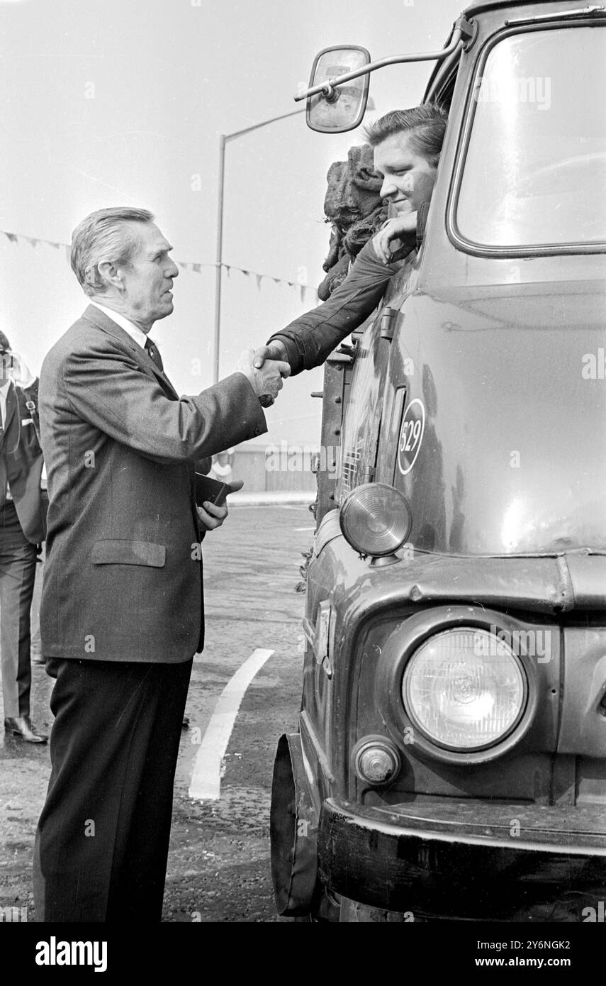 Londres : les nouveaux terminaux du Woolwich, Londres, ferry gratuit reliant Woolwich au sud avec New Ham sur le côté nord de la Tamise, ont été officiellement ouverts aujourd'hui par M. Rex M. Whitton on (à gauche), Federal Highway Administrator du département américain du commerce. Il est montré ici serrant la main de Brian Birch de Charlton, le premier homme dans une file de camionneurs à utiliser le ferrry aujourd'hui. 20 septembre 1966 Banque D'Images