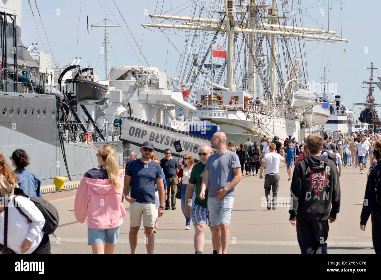 Les touristes au port de Gdynia visitent les navires ORP Blyskawica et Dar Pomorza à Gdynia, Pologne, Europe, UE Banque D'Images