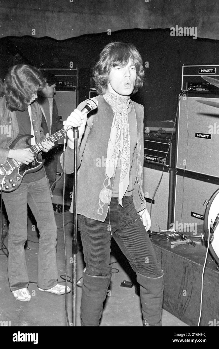 Londres : dirigé par le chanteur Mick Jagger (au centre), les Rolling Stones sont sur scène lors d'un concert au Saville Theatre ici ce soir. 14 décembre 1969 Banque D'Images