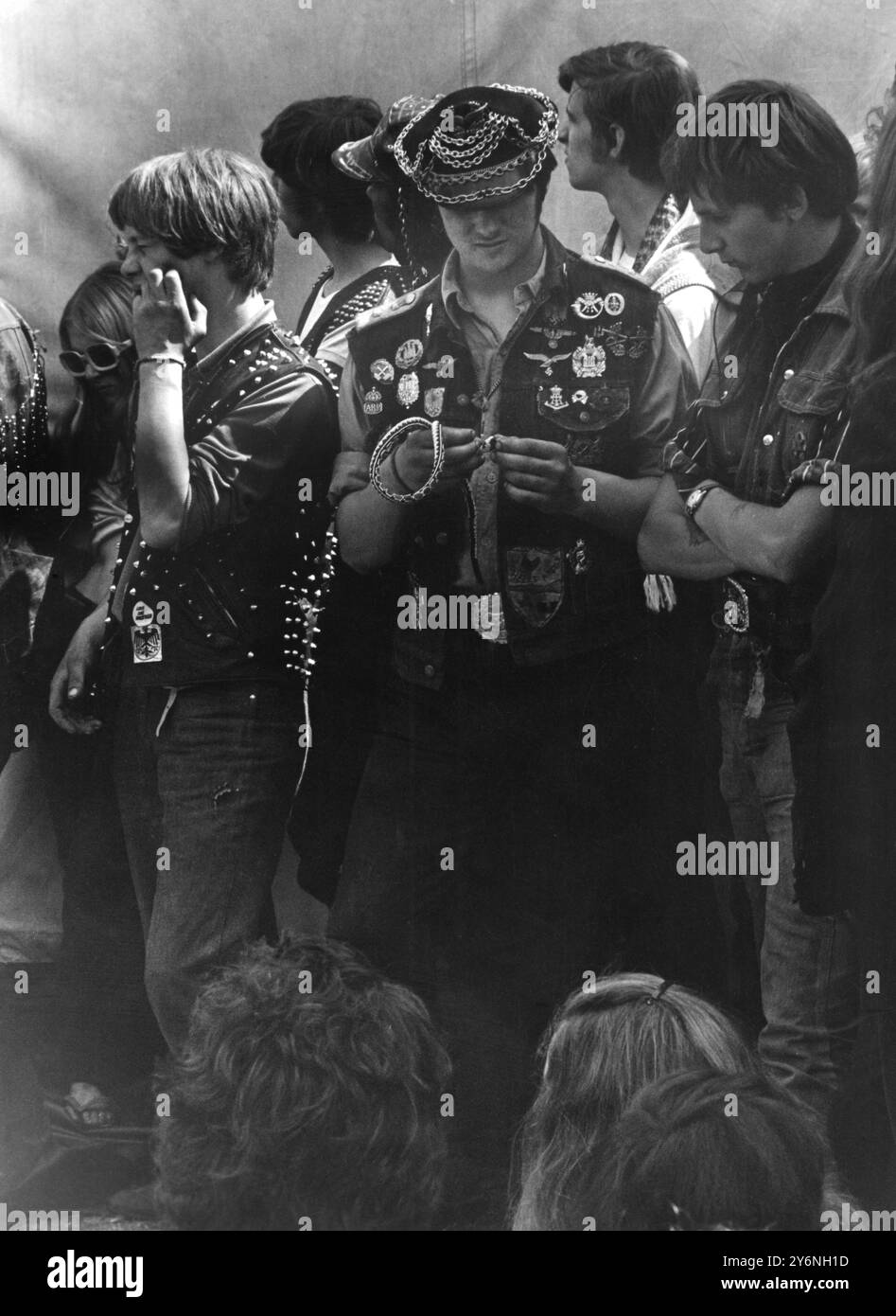 Casualty au concert des Stones. Une fan de pop fille qui a peint au concert en plein air 'come-back' des Rolling Stones, est emportée par deux membres des 'Hell's Angels', qui étaient présents au concert pour protéger le groupe et contrôler les fans à Hyde Park à Londres. Environ 200 000 fans de pop ont assisté au concert, qui a marqué la première apparition publique du groupe pendant 14 mois. Au moins 250 victimes ont été soignées lors du concert. Douze personnes ont été arrêtées lors de distrubances au concert. Banque D'Images