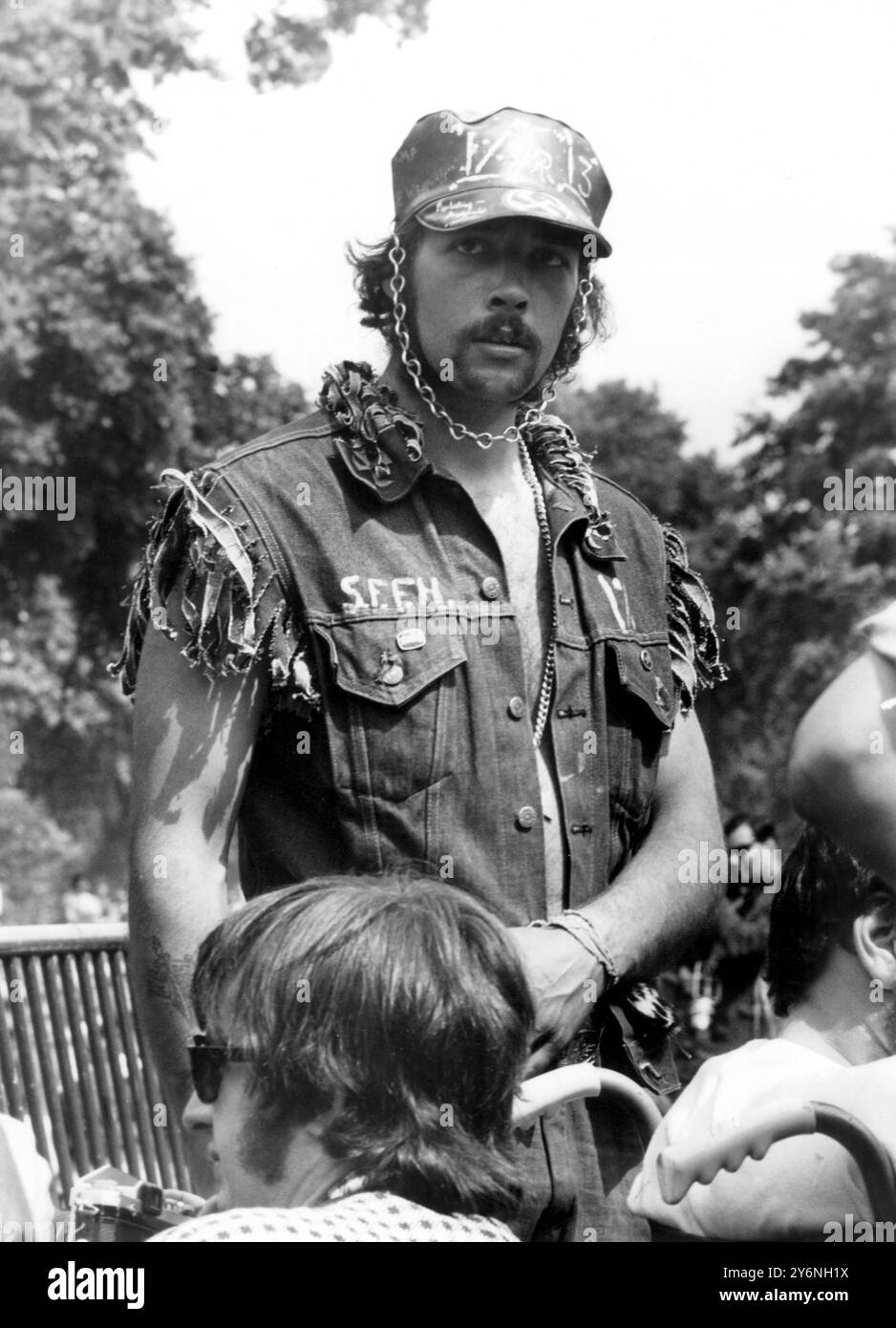 L'un des hommes aux bras forts connus sous le nom de 'Hell's Angels', portant du cuir clouté en métal, qui assistait au concert 'come-back' des Rolling Stones, pour protéger le groupe et contrôler les fans à Hyde Park à Londres. Environ 200 000 fans de pop ont assisté au concert, qui a marqué la première apparition publique du groupe pendant 14 mois. Au moins 250 victimes ont été soignées lors du concert. Douze personnes ont été arrêtées lors de distrubances au concert. Banque D'Images