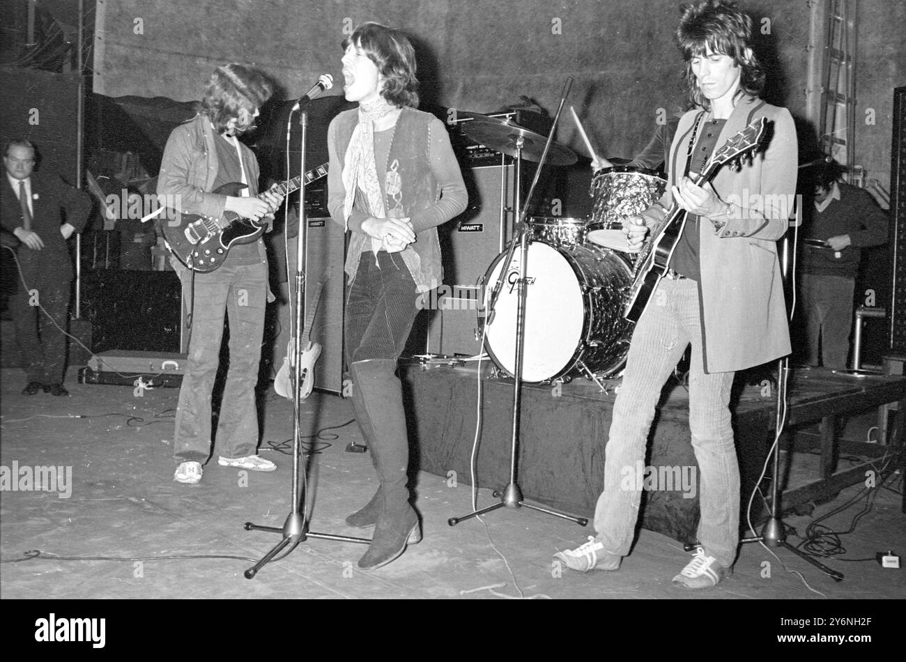 Londres : dirigé par le chanteur Mick Jagger (au centre), les Rolling Stones sont sur scène lors d'un concert au Saville Theatre ici ce soir. 14 décembre 1969 Banque D'Images