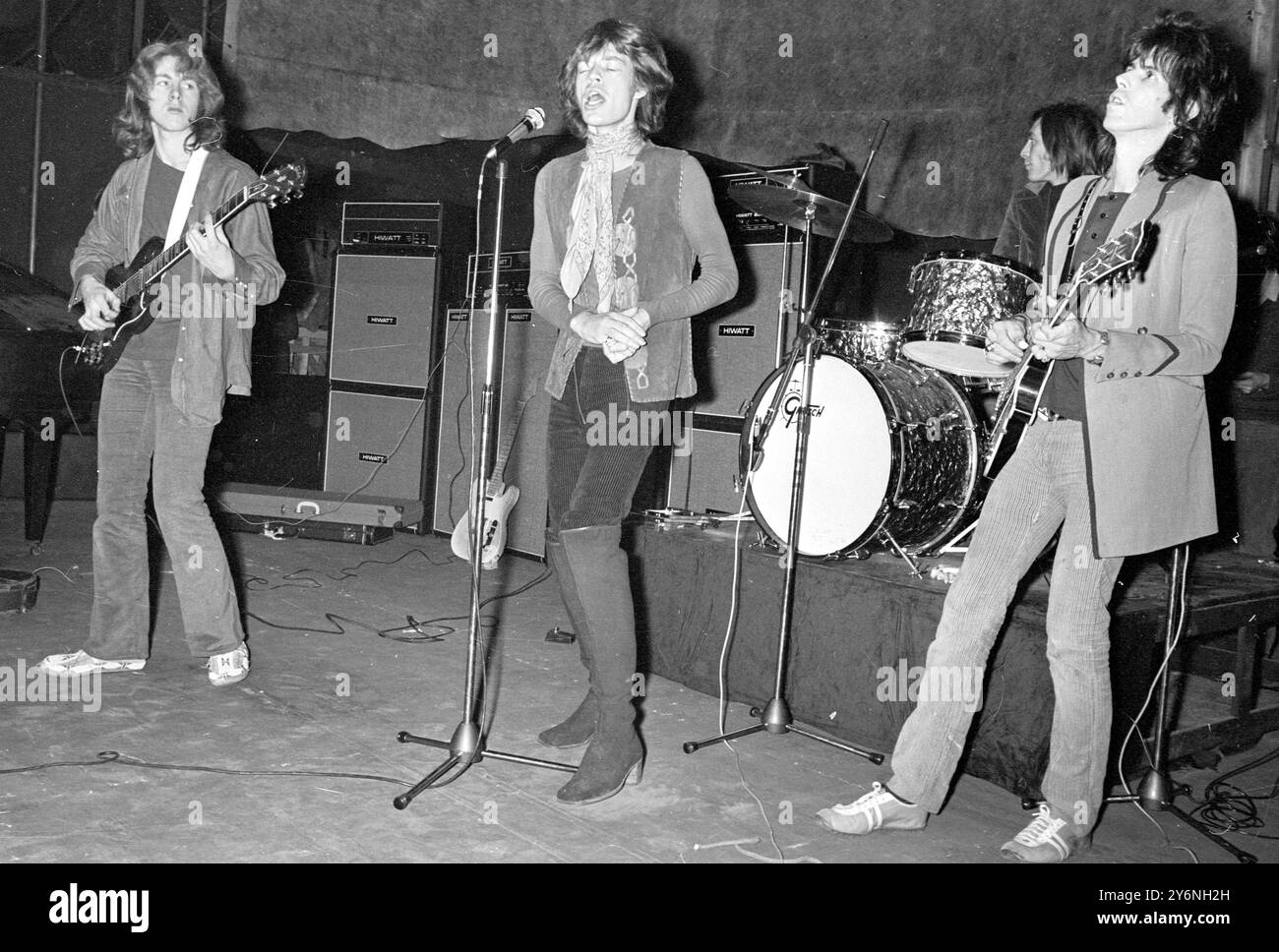 Londres : dirigé par le chanteur Mick Jagger (au centre), les Rolling Stones sont sur scène lors d'un concert au Saville Theatre ici ce soir. 14 décembre 1969 Banque D'Images