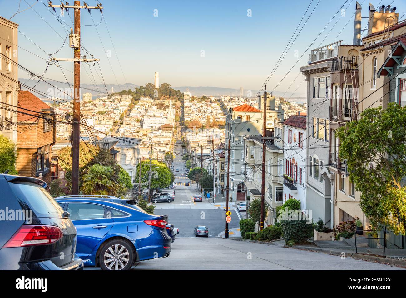 Rue escarpée Ined avec des blocs d'appartements et des maisons dans un quartier résidentiel de San Francisco par un clair jour d'automne Banque D'Images