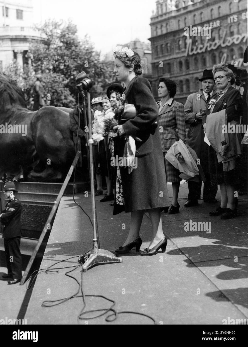 Les membres de la British Housewives' League après leur affrontement avec les communistes au Royal Albert Hall hier soir, quand environ 30 000 d'entre eux se sont rassemblés à Trafalgar Square pour former une marche de protestation au coin de hyde Park où ils ont tenu une réunion de manifestation. Les marcheurs ont été rejoints par une colonne mécanisée de 150 véhicules partant de Regents Park, dont beaucoup étaient décorés de slogans anti-gouvernementaux, Mme Dorothy Crisp, présidente de la British Housewives' League, s'adressant à la réunion. 7 juin 1947 Banque D'Images