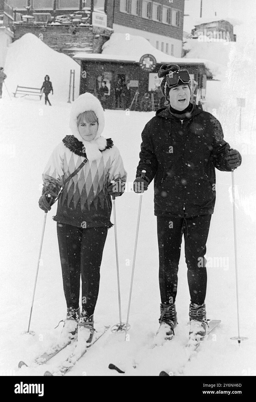 Toujours Moritz : lors de sa première excursion de ski sur les pistes de Chantarella ici aujourd'hui, John Lennon, des célèbres pop-songsters anglais, les Beatles, et Cynthia Lennon. 28 janvier 1965 Lennon, John Ono (orig. John Winston Lennon) chanteur et compositeur anglais ; membre des Beatles 1962 à 1970 ; assassiné  1940-1980 Banque D'Images