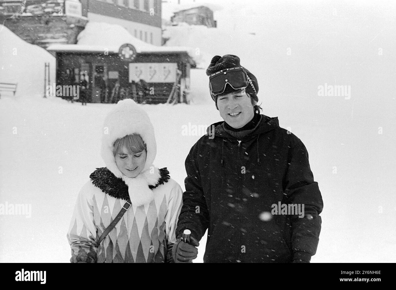 Toujours Moritz : lors de sa première excursion de ski sur les pistes de Chantarella ici aujourd'hui, John Lennon, des célèbres pop-songsters anglais, les Beatles, et Cynthia Lennon. 28 janvier 1965 Lennon, John Ono (orig. John Winston Lennon) chanteur et compositeur anglais ; membre des Beatles 1962 à 1970 ; assassiné  1940-1980 Banque D'Images