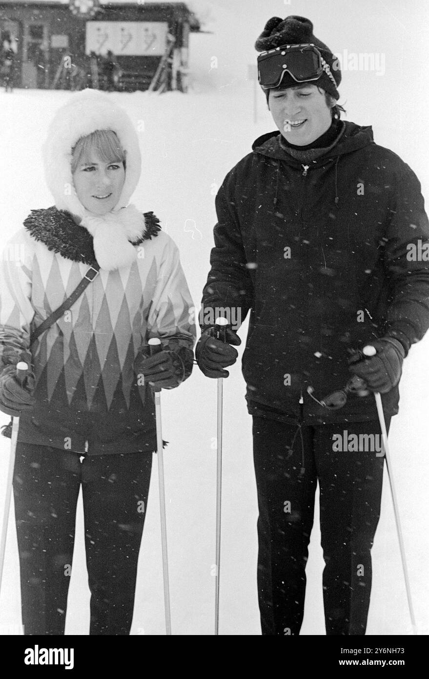 Toujours Moritz : lors de sa première excursion de ski sur les pistes de Chantarella ici aujourd'hui, John Lennon, des célèbres pop-songsters anglais, les Beatles, et Cynthia Lennon. 28 janvier 1965 Lennon, John Ono (orig. John Winston Lennon) chanteur et compositeur anglais ; membre des Beatles 1962 à 1970 ; assassiné  1940-1980 Banque D'Images