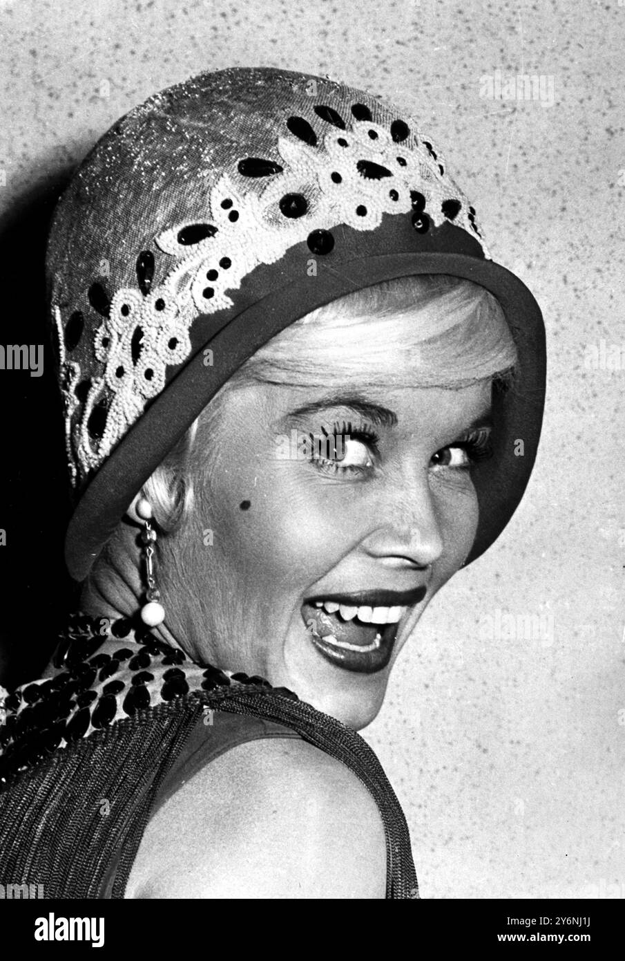 Hollywood USA, la fille de personnalité de la télévision Dorothy Provine qui joue dans la série télévisée Roaring Twenties Banque D'Images