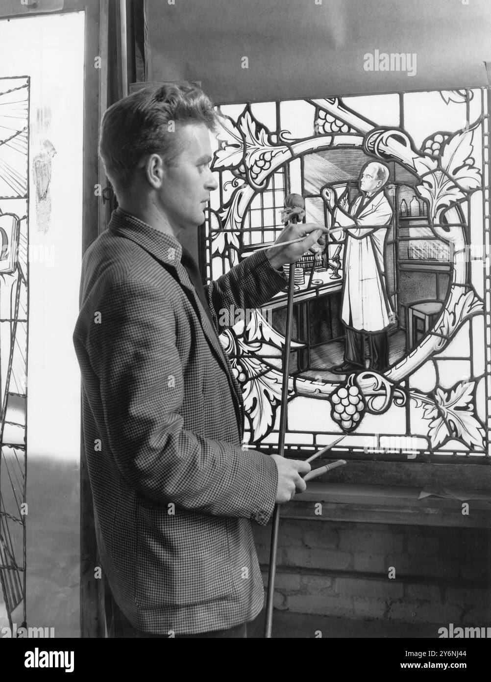 Pour commémorer la découverte de la pénicilline médicamenteuse par Sir Alexander Fleming, un médaillon en vitrail sera placé à St James Churchin Paddington, à Londres. Octobre 1952 Banque D'Images