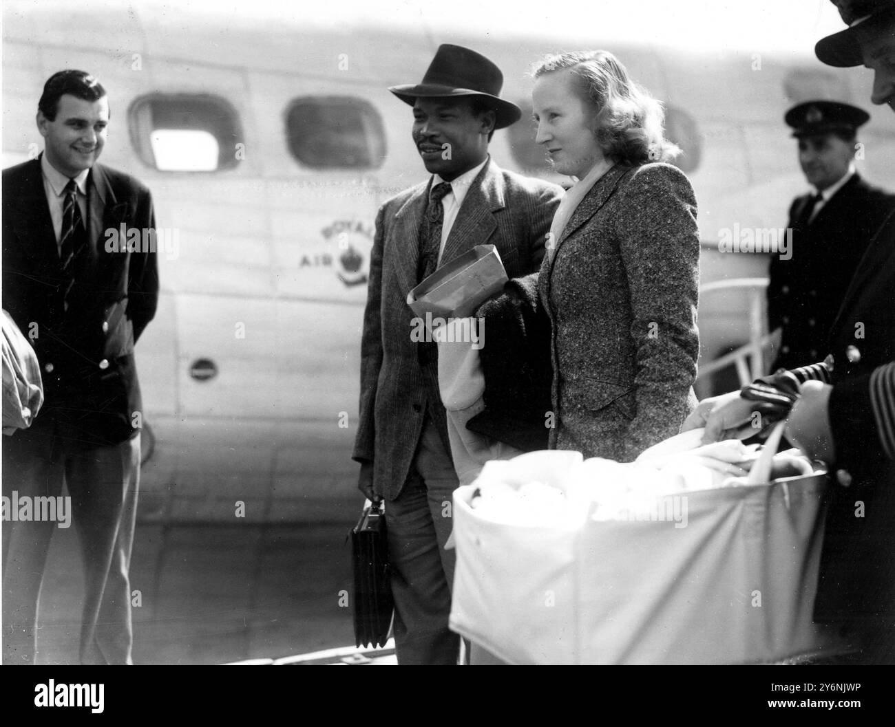 Seretse Khama arrive à Southampton accompagné de sa femme Ruth et de sa petite fille Jaqueline. 21 août 1950 Khama, Seretse, Sir Botswana politicien et dirigeant ; roi de Bamangwato 1926-1956 (gouverné sous régence 1926-1950) ; abdiqué pour épouser une femme britannique ; 1er président du Botswana 1966-1980  1921-1980 Banque D'Images