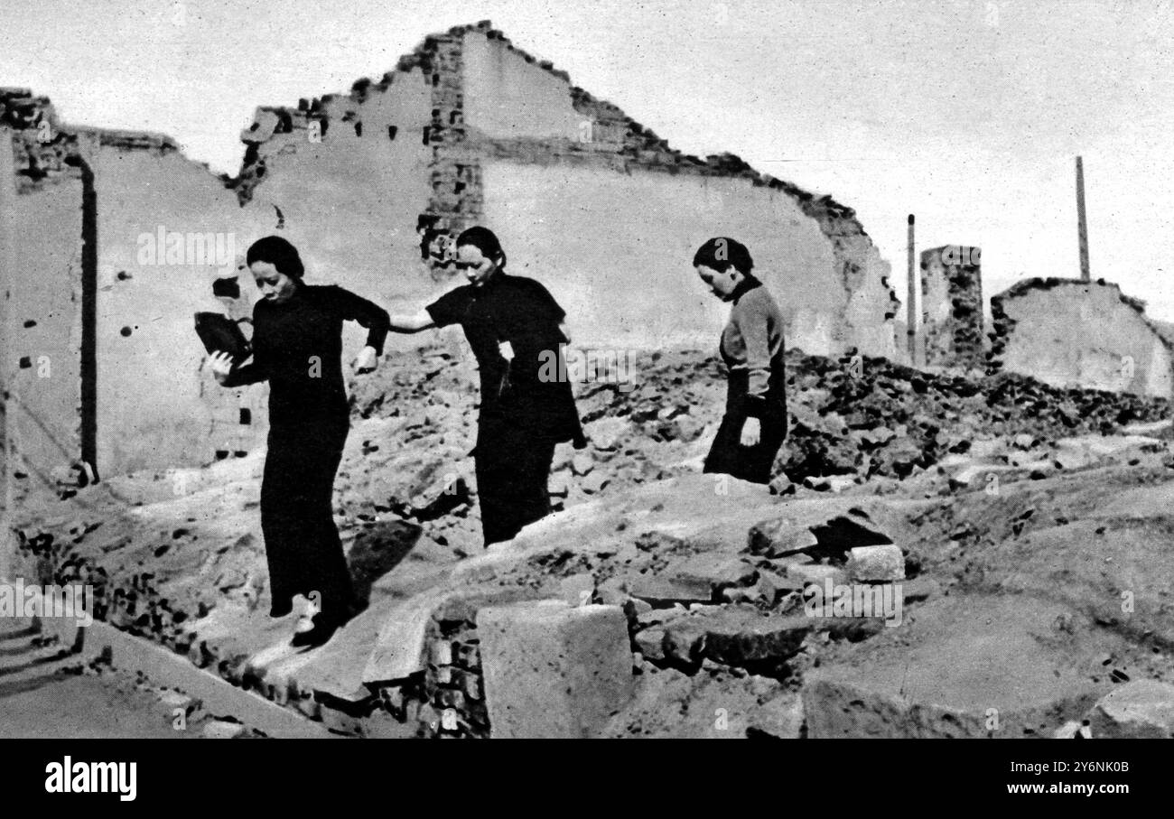 Les célèbres soeurs Soong dans Bombed Chungking, Madame Kung, épouse du ministre des Finances de la Chine, Madame Sun, veuve du leader vénéré de la Chine, le Dr Sun Yat Sen, et Madame Chiang, épouse de Chiang Kai ShekMay 1942 les soeurs Soong étaient trois femmes dont les maris étaient parmi les figures politiques les plus importantes de la Chine au début du XXe siècle. Banque D'Images