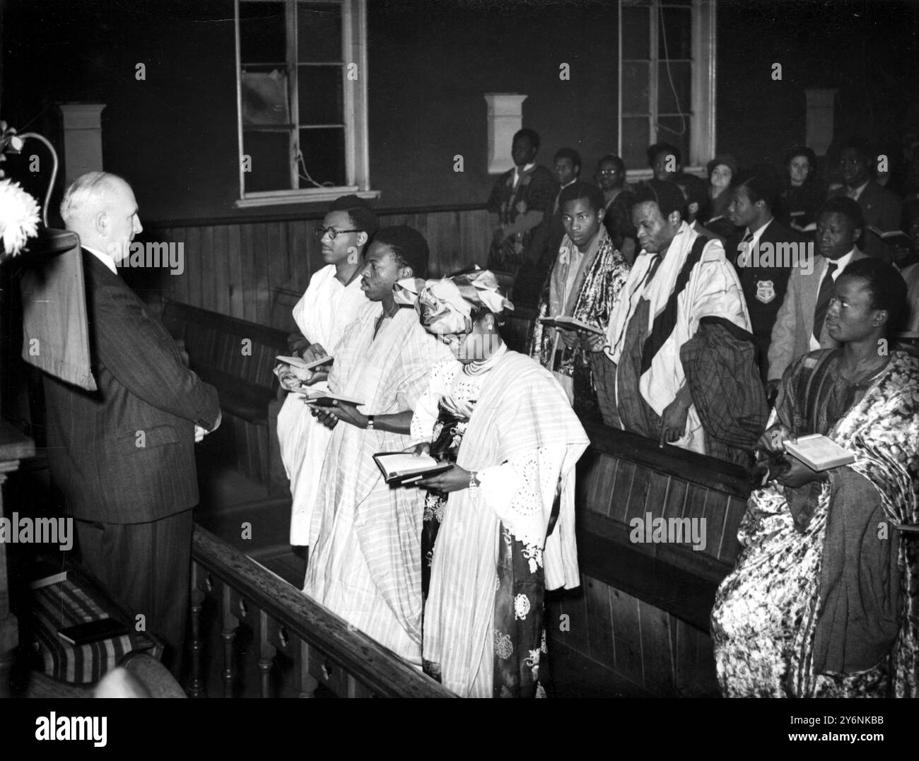 Deux Nigérians de la tribu Yoruba lors de leur cérémonie de mariage la mariée est Mejisola Omodele Coker, une enseignante de Lagos L'époux est un étudiant en droit, Samuel Layiwola Durosaro d'Ibadan. Le mariage a lieu dans l'église méthodiste de Wandsworth Bridge Road à Londres. 10 décembre 1949 Banque D'Images
