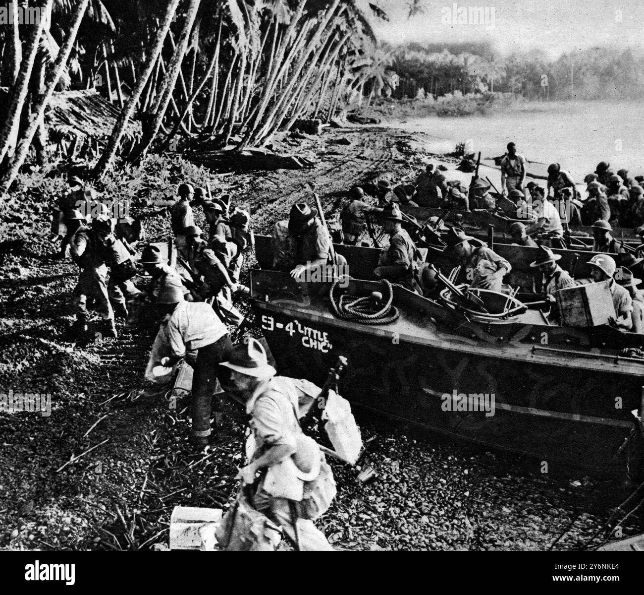 Néo-Zélandais assaut aux Salomon, les troupes débarquent à Vella Lavella une scène tôt le matin le 17 septembre les troupes néo-zélandaises amenées à terre par des embarcations de débarquement qui les transportaient des transports, avancent dans la jungle de l'île de Baka Baka lors d'opérations contre les Japonais dans les Salomon décembre 1943 ©2004 Topfoto Banque D'Images