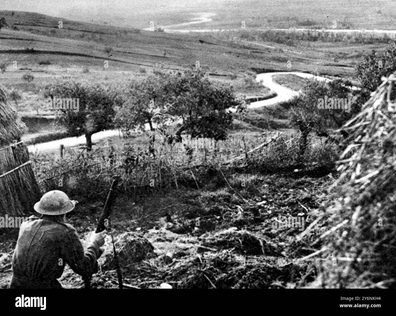 Premiers pas dans la récente bataille de la rivière Sangro. Une sentinelle britannique à l'extérieur d'une ferme surveille les positions ennemies sur les pentes nord d'où les Allemands ont ensuite été chassés. Décembre 1943 ©2004 Topfoto Banque D'Images