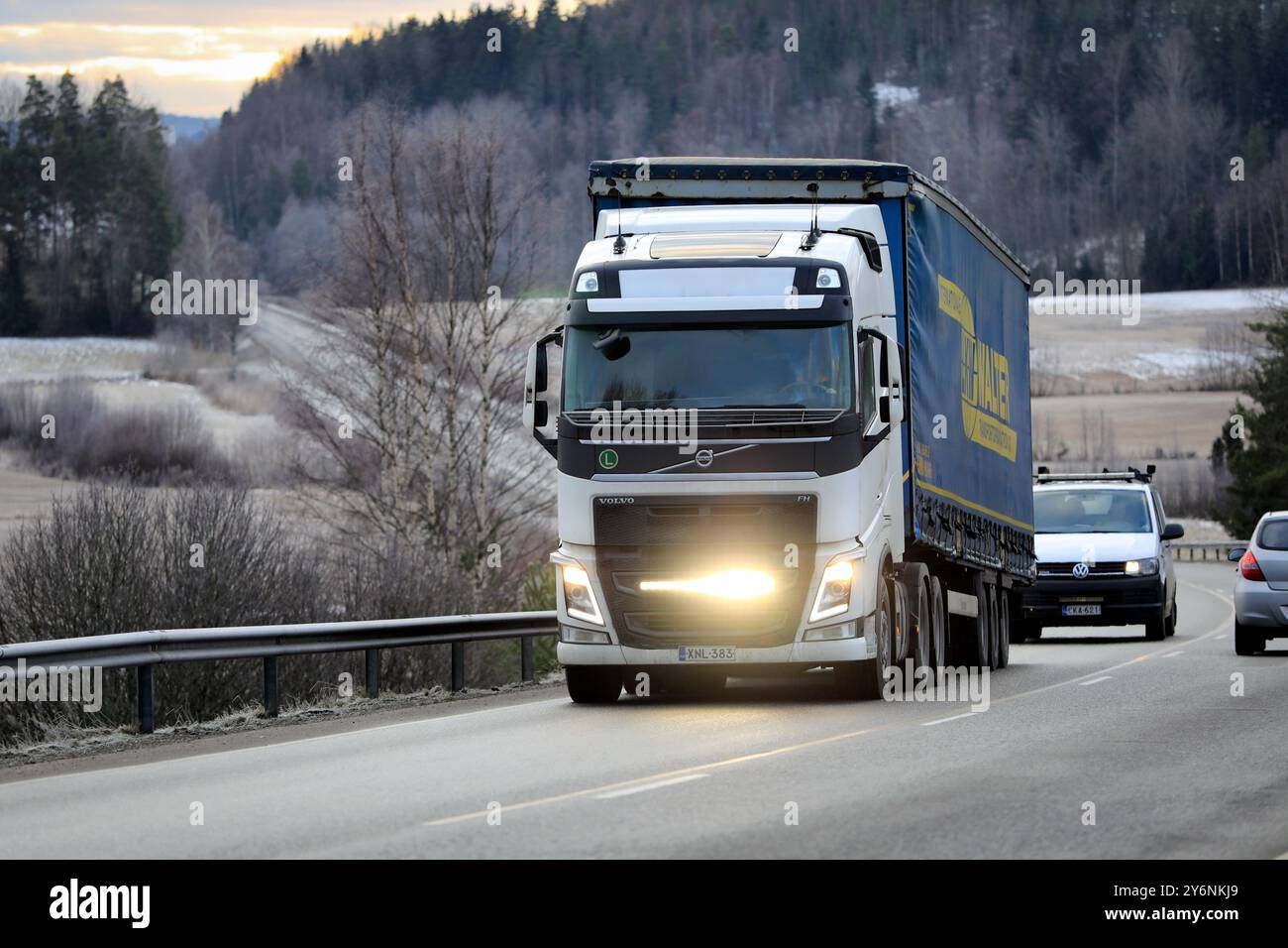 Semi-remorque blanche Volvo FH Truck transporte des marchandises sur l'autoroute, barre lumineuse LED sur la calandre brièvement allumée. Salo, Finlande. 20 janvier 2023. Banque D'Images
