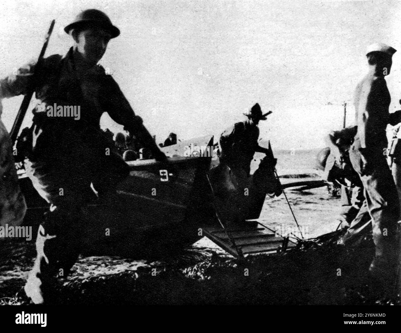 Néo-Zélandais assaut aux Salomons, les troupes débarquent à Vella Lavella, la première vague de Néo-Zélandais se déversant à terre sur l'île de Baka Baka. Leur part dans l'action a été annoncée près d'un mois plus tard. Décembre 1943 ©2004 Topfoto Banque D'Images
