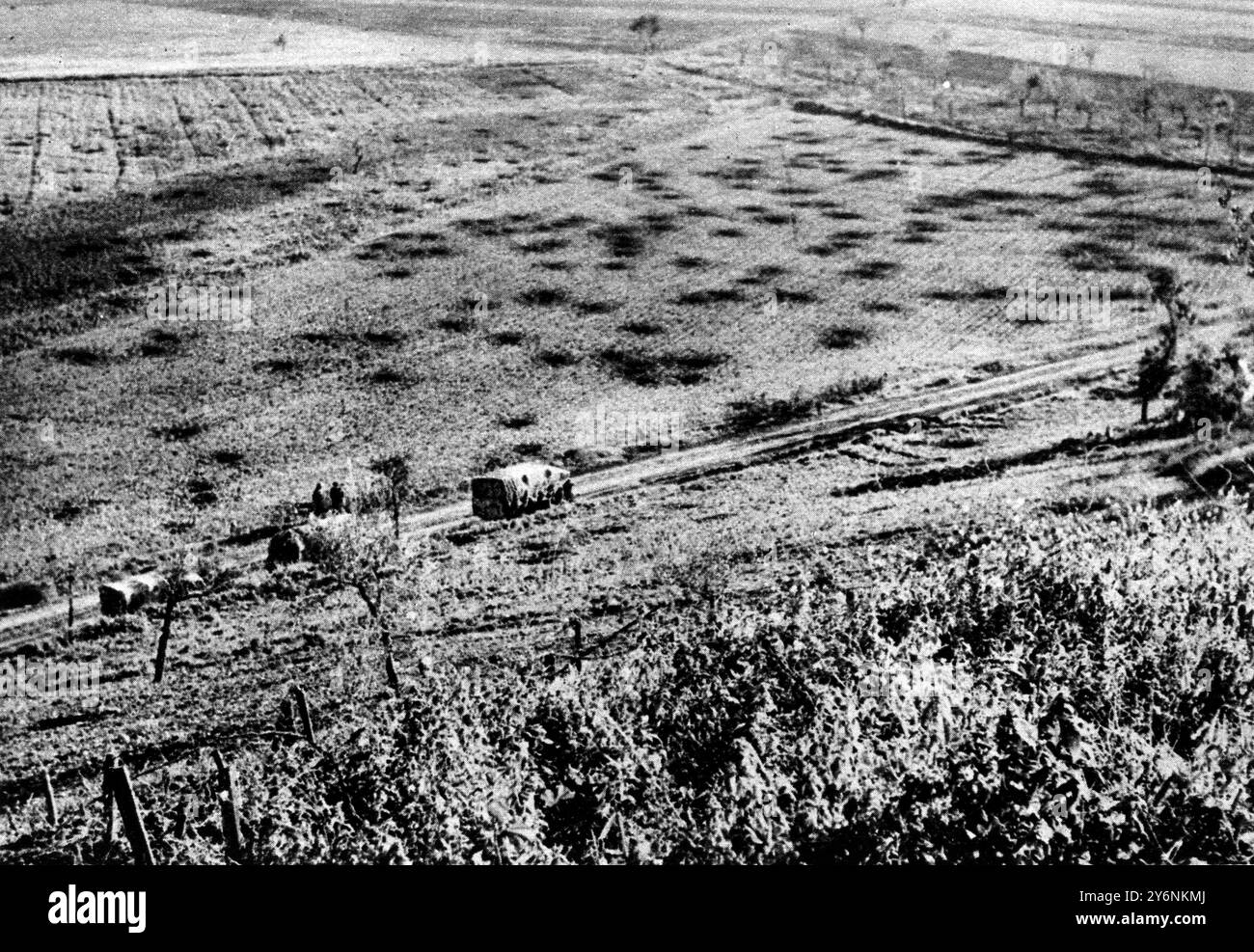 L'offensive bidirectionnelle du général Alexander force la ligne d'hiver de Kesselring de Sangro à Garigliano à la bataille de la rivière Sangro, une vue depuis l'escarpement dans la plaine de la rivière montrant des cratères d'obus causés par l'artillerie de la 8e armée pendant le barrage. De violents combats ont eu lieu dans la région. Décembre 1943 ©2004 Topfoto Banque D'Images