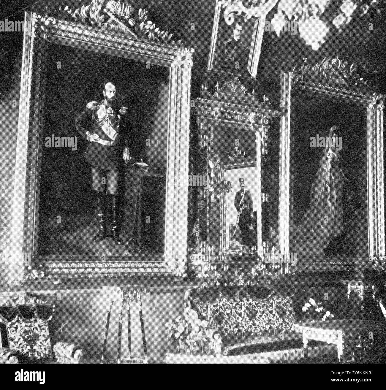 La Convention anglo-russe certains de ses défauts. Influence russe en Perse : portraits impériaux dans le palais. 5 octobre 1907 Banque D'Images
