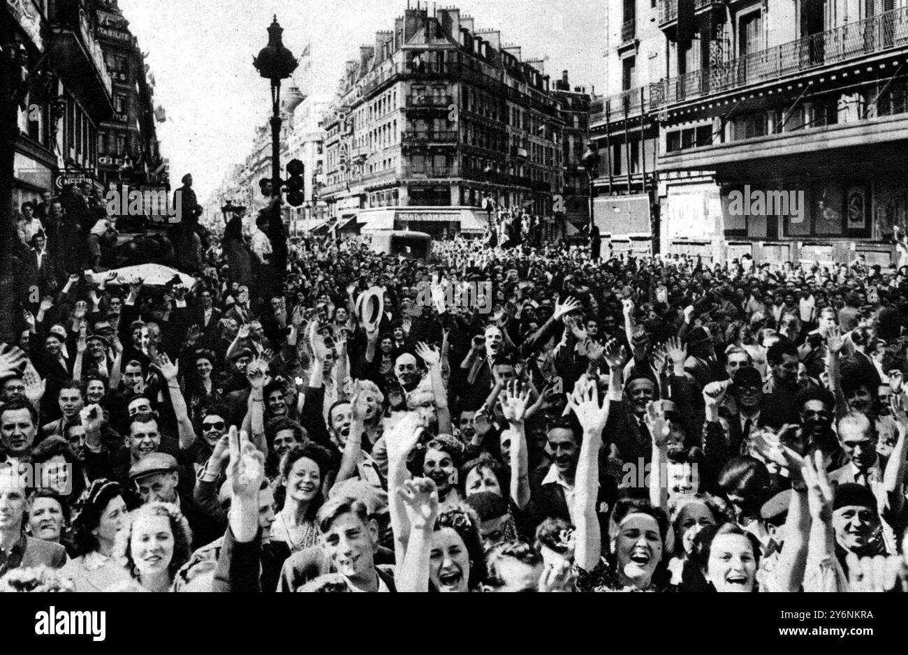 Occupation de Paris Une réception vraiment parisienne de Paris toujours gay. 'OH nous avons attendu si longtemps, si impatiemment' criaient les Parisiennes en embrassant les soldats qui les ont libérés. Septembre 1944 ©2004 Topfoto Banque D'Images